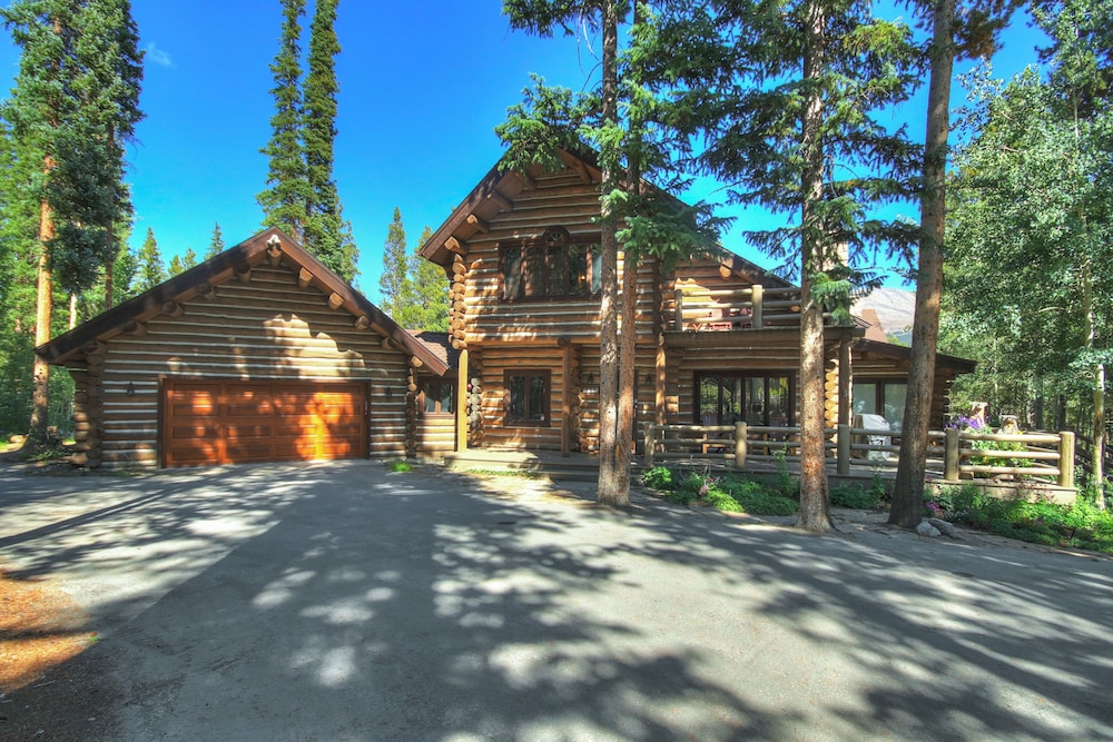 Bear Lodge 6 Bedroom Home by RedAwning