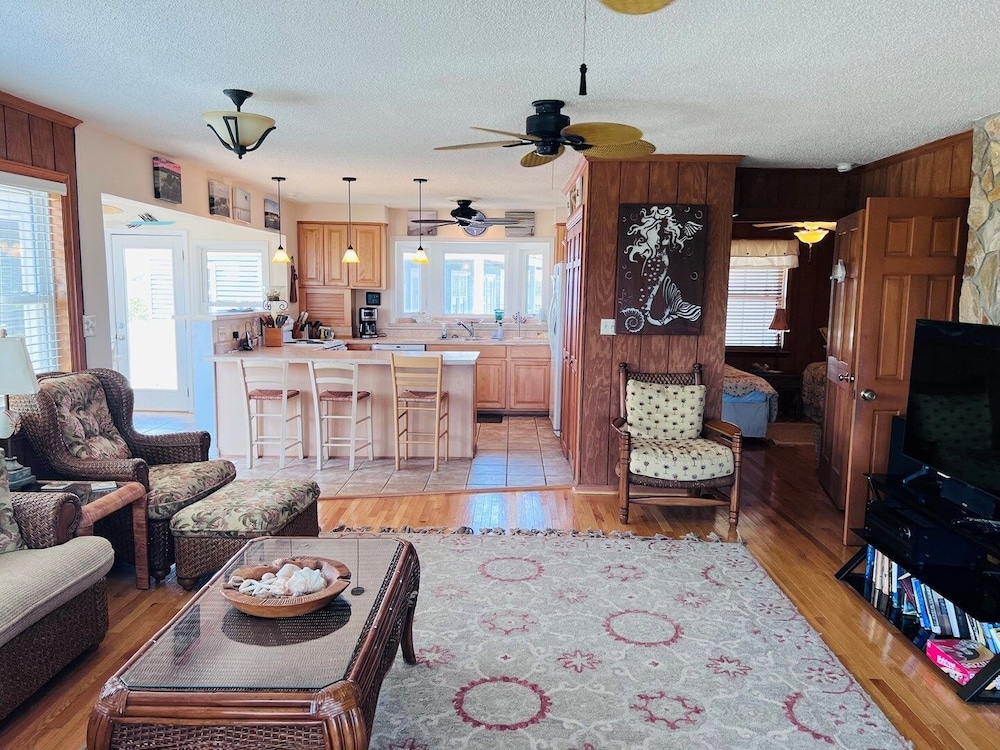 Fore Shore West- 4 Bedroom Home by RedAwning