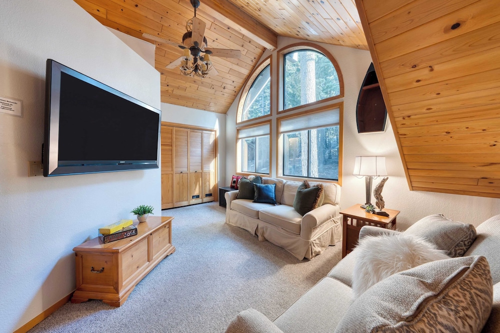 Cozy Escape w/ Hot Tub + Deck & Access to Tahoe Donner & Skiing Alpenglow Chalet by Avantstay