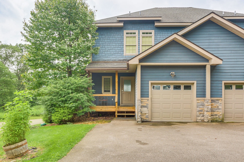 1 Mi to Wisp Resort: Hot Tub Haven in Mchenry!