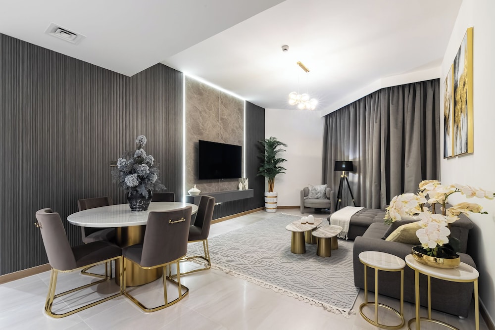 SIMPLY COMFORT Missoni Top Floor with Sea, Canal and Burj Khalifa Views