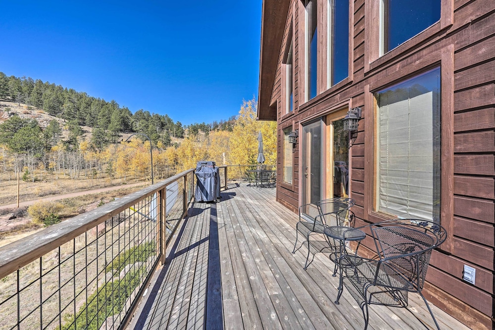 Mtn-view Cabin w/ Deck, 3 Mi to Cripple Creek! - Property Image 2
