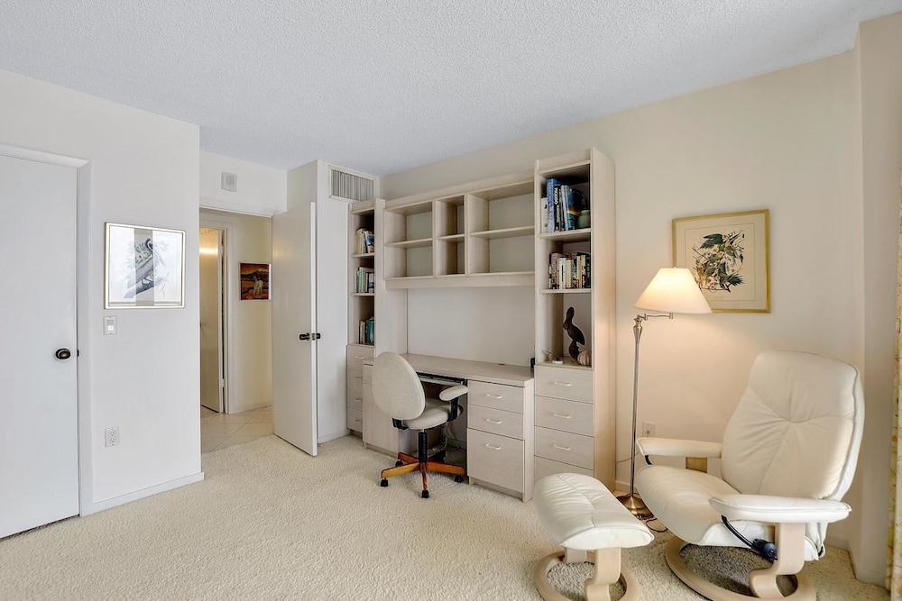 Modern 11th Floor Beachfront Condo With Views/pool view 5