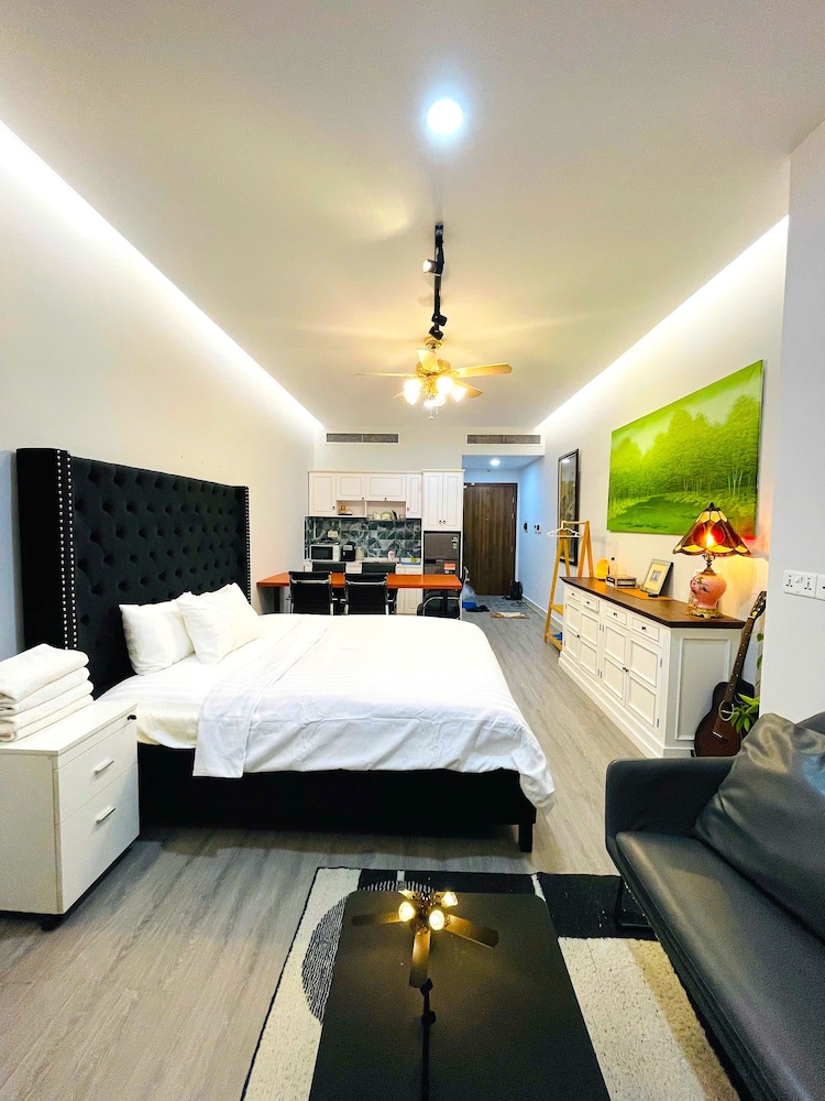 Diamond Suite Golden King