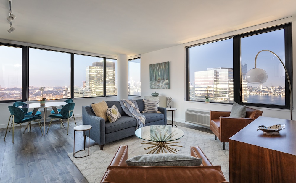Deedee's Sky Rise Apartments - Newport 2