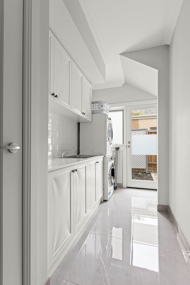 StayAU Contemporary 5BRM Families Home Point Cook