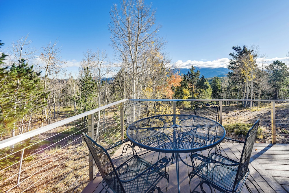 Hot Tub & Peak Views: Cripple Creek Cabin