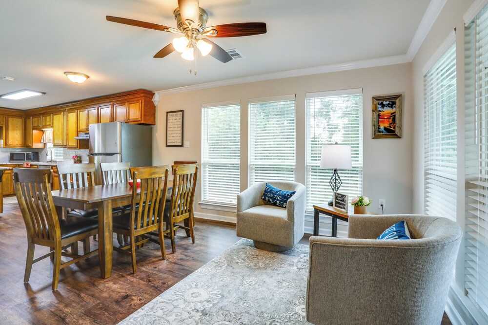 Riverfront Family Retreat w/ Yard in Saint Amant