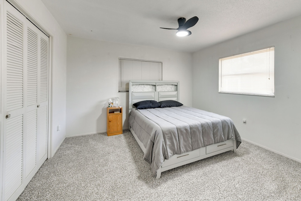 7 Mi to Siesta Beach: Home w/ Furnished Patio!