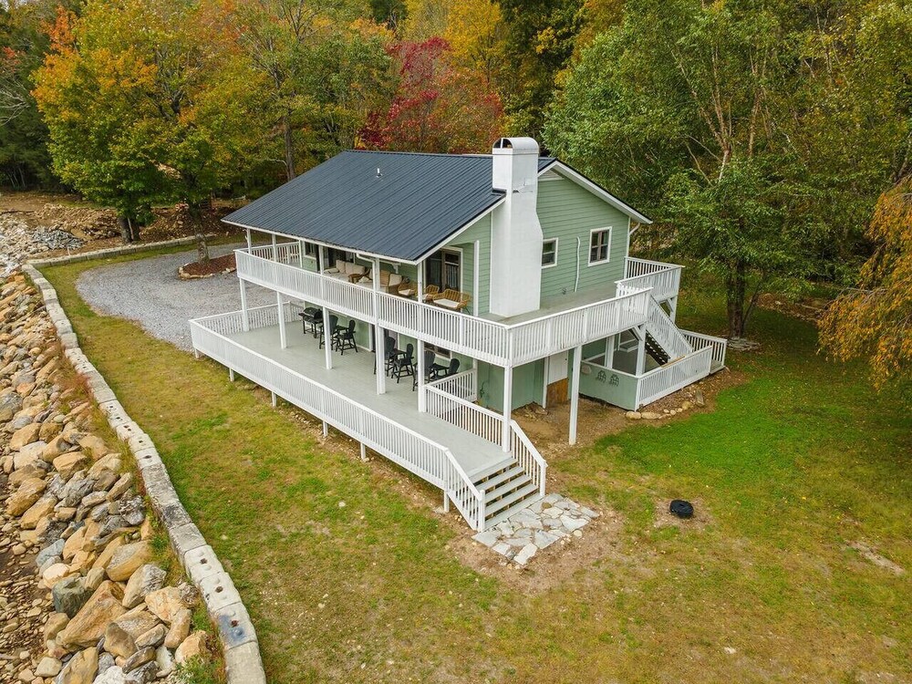 Riverside Bliss Mountain Views Cozy Fires