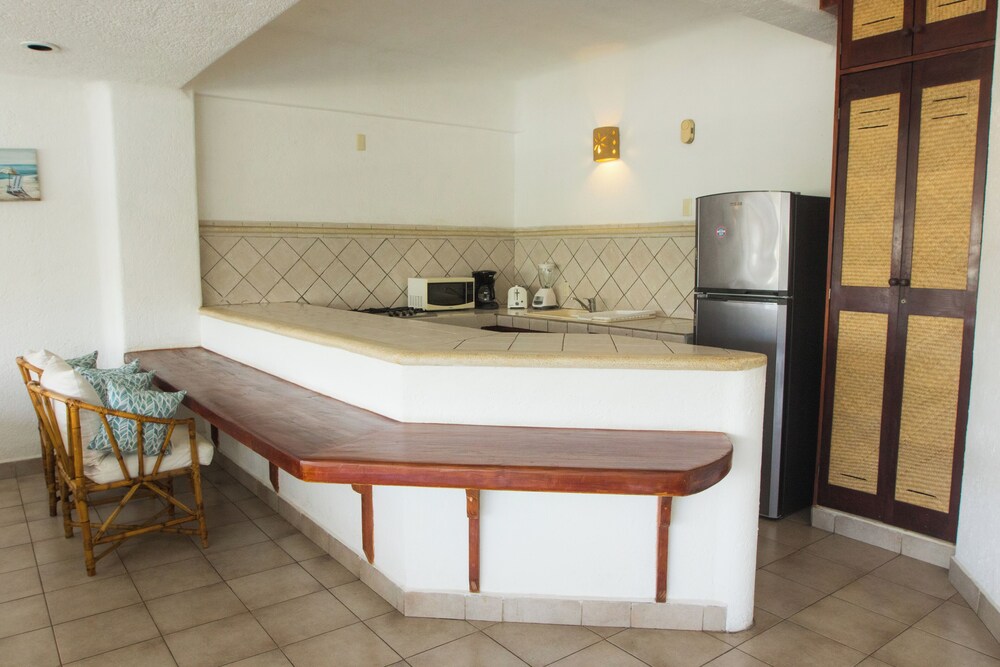 Apt. with Jacuzzi Ixt. Zihuatanejo 3 BR