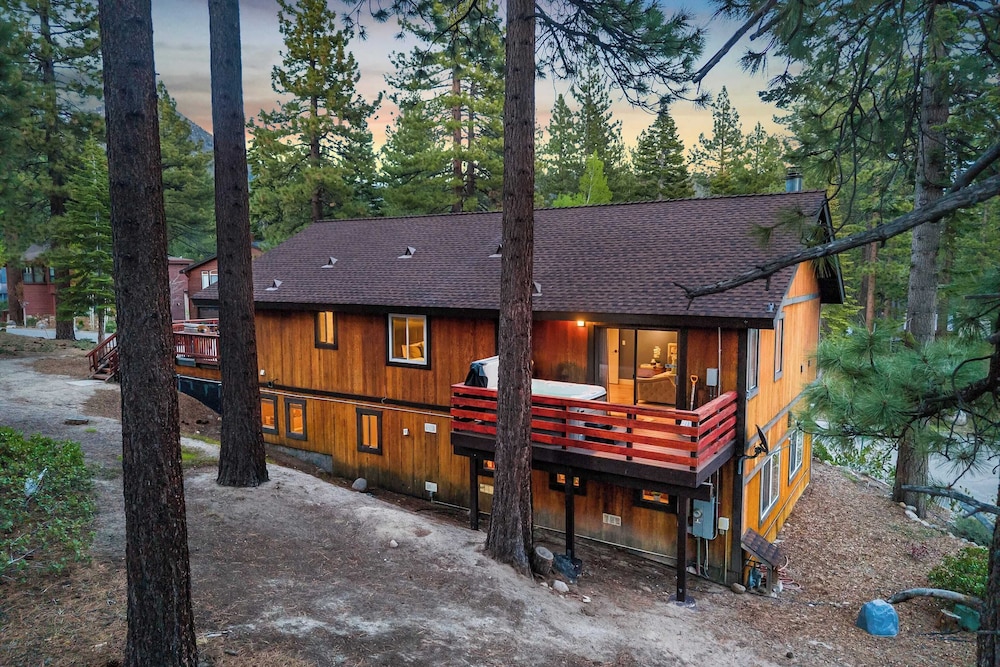 Geraldine Drive by Avantstay Hot Tub, Views, Walk to Trails + Game Room