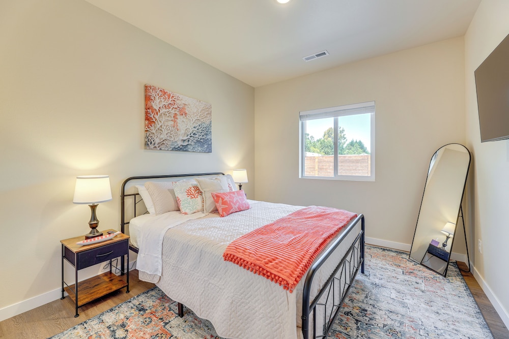 Family-friendly Florence Home: 3 Mi to the Coast!