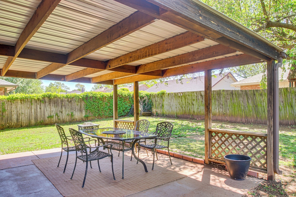 2 Mi to OU: Family-friendly Retreat w/ Patio!