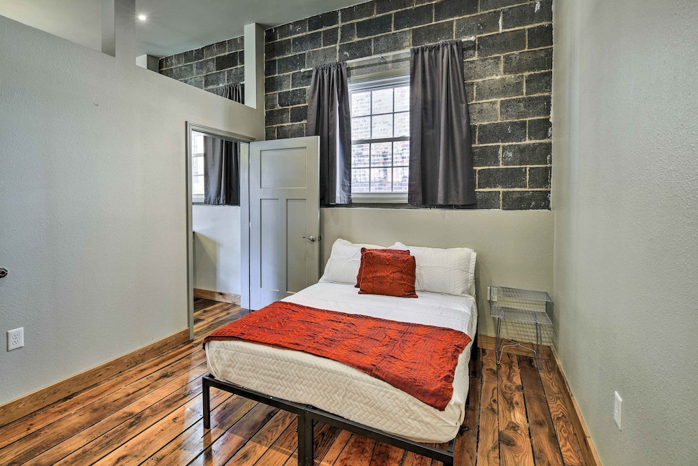 Sleek Wytheville Apartment Near Food + Drink!