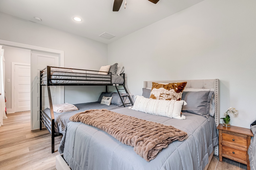 6 Mi to Lake Somerville: Barndominium on 20 Acres
