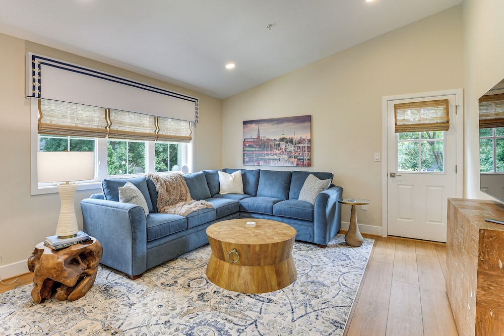 1 Block to Usna Stadium: Modern Annapolis Home!