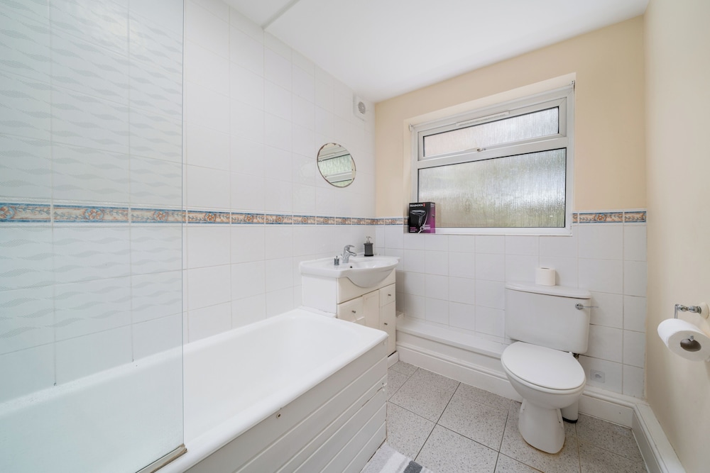 Stylish 2-bedroom Near Redhill Station w/ Parking