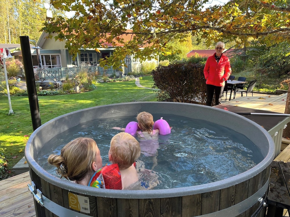 House with Hot Tub and Sauna 300 near the Lake