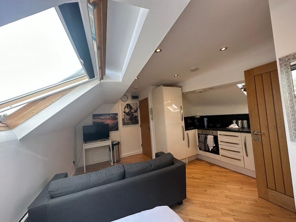 Stunning 1-bed Studio in Pudsey view 3