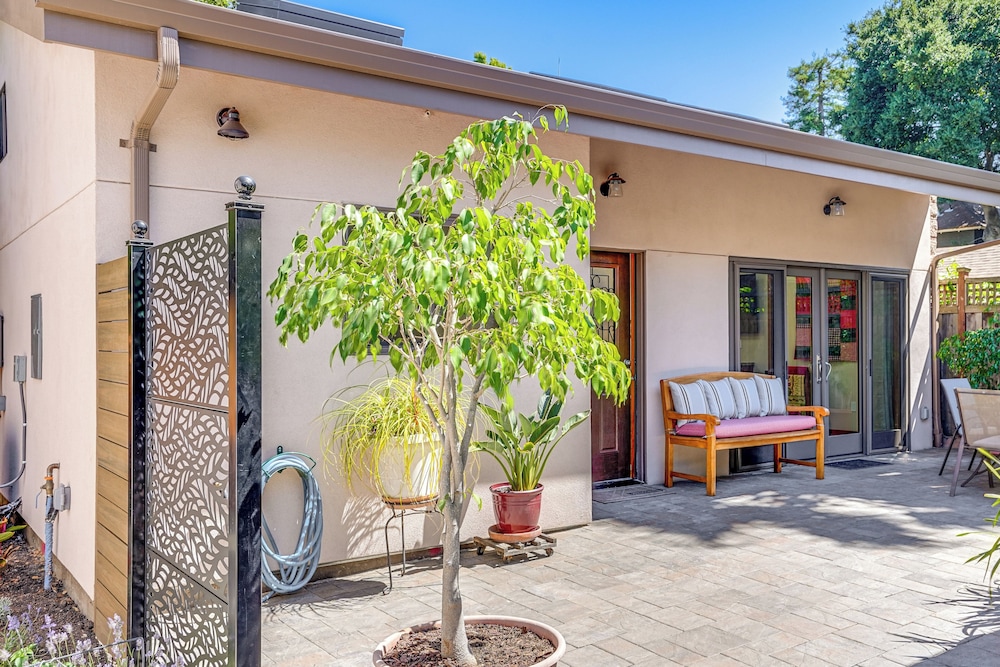 Alameda Studio w/ Patio: 3 Mi to Oakland Coliseum!