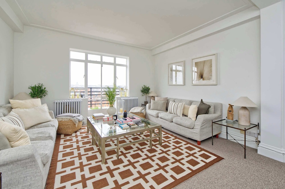Large 1 Bedroom Apartment - Chelsea