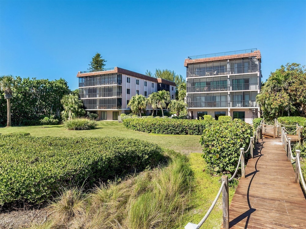 Shorewood Condos by Dream Vacation Rentals