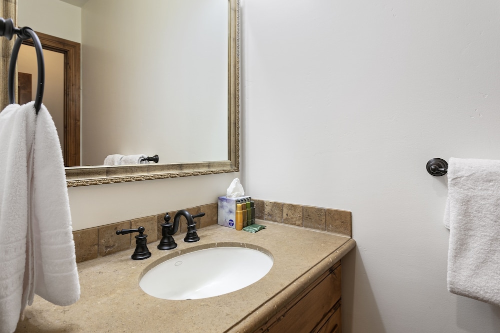Grand Lodge - Three Bedroom #201 - Ski-in/ski-out 3 Condo