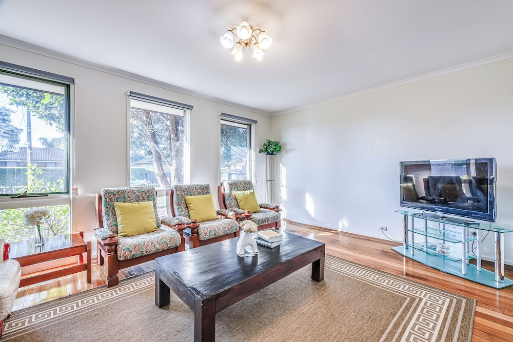 StayAU Newly Modern Comforts 3BRM Home Cranbourne