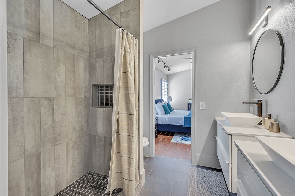 Villa - 8 Bedrms 5 Bths 15 Beds