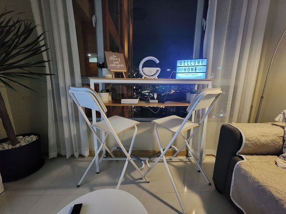 Cozy 1BR Condo in Mandaluyong City With City Skyline View