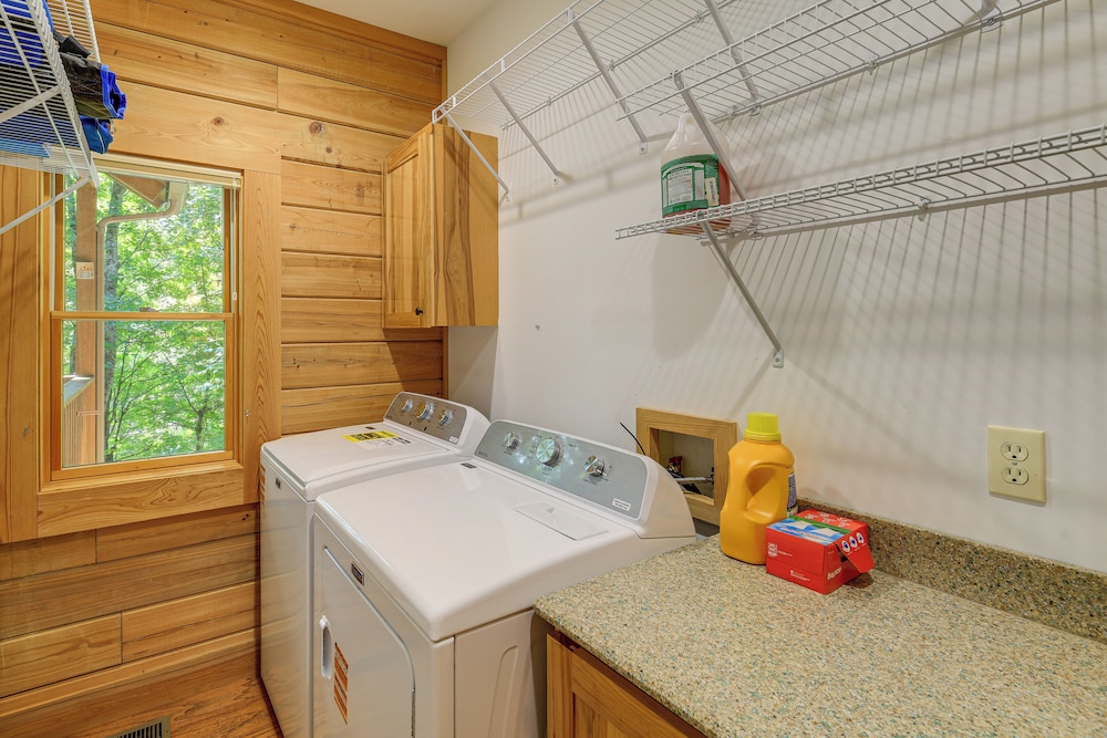 Near Boone-custom Built Cabin: 3 BR 3 BA W/hot Tub