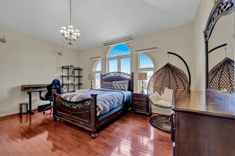 Mississauga Retreat Your Spacious 5-bedroom Home