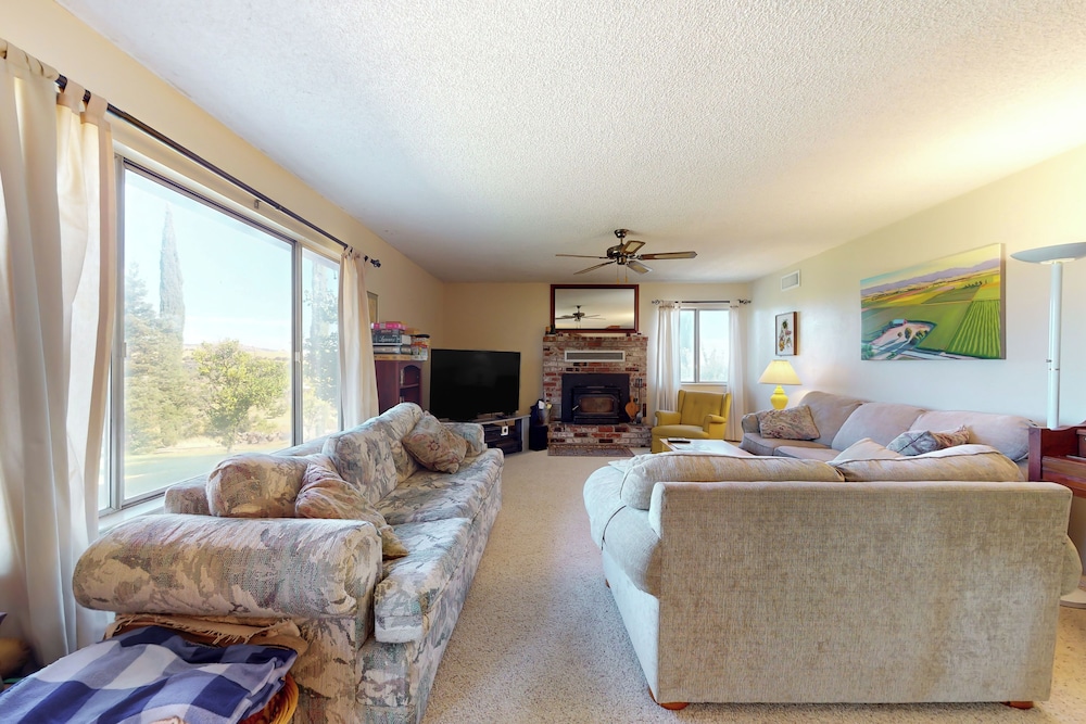 4BR Sierras-view Home w/ Pool & A/C - Dogs OK