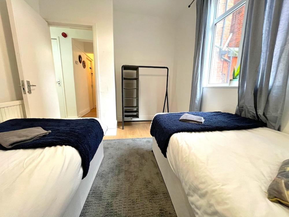 Spacious 2-bed Apartment With Hot tub and Parking view 2