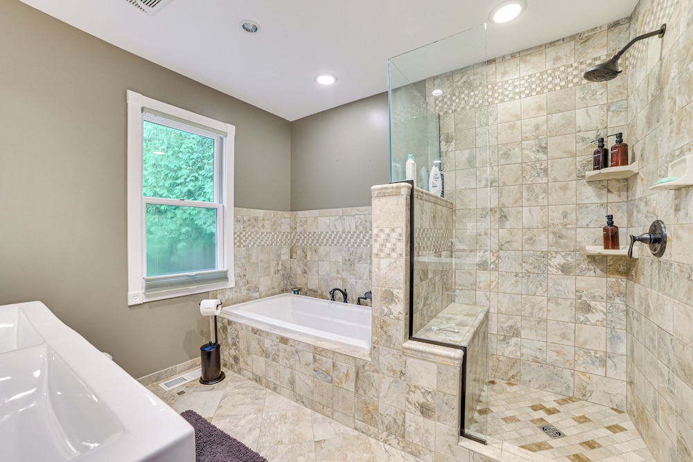 Sunroom, Dining Pavilion & More: Gem on Burt Lake!