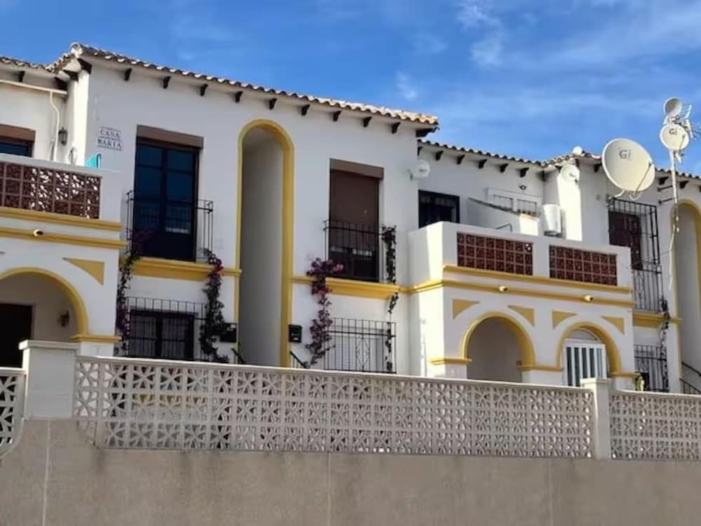 Sunny 1 Bedroom Apartment Retreat