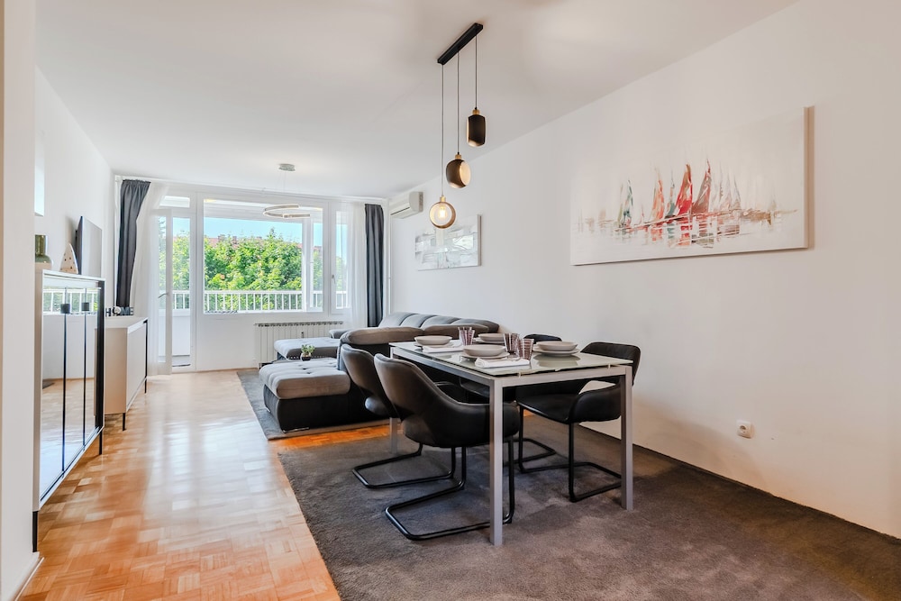 The Green Corner Apartment With Balcony