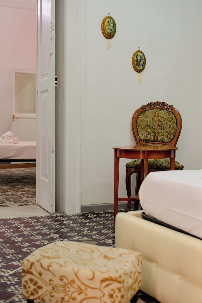 MAESTOSA CASA IN NAPOLI CENTRO