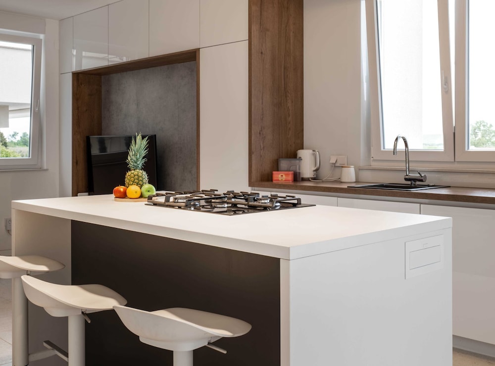 Spacious Povljana Apartment With Sea View and Terrace