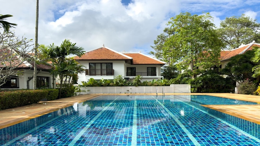 Tropical Poolside Villa SGB4