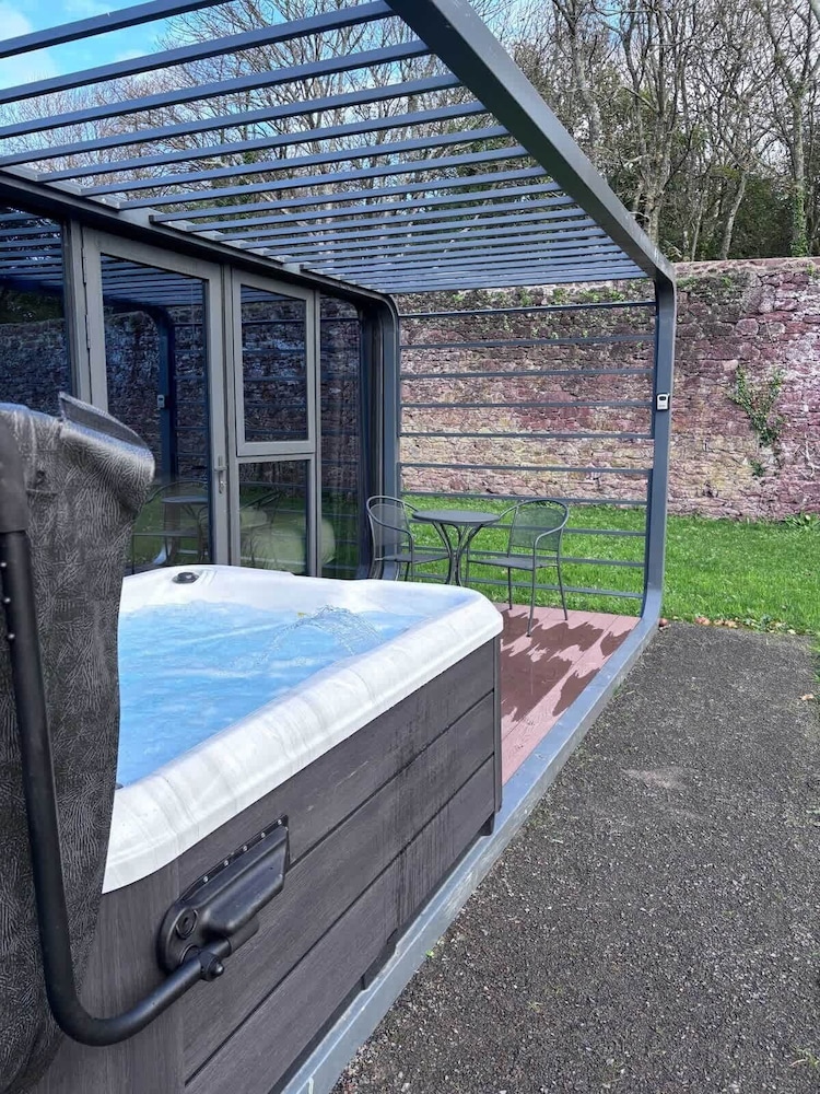 Glamping Pod With Hot Tub in Orchard