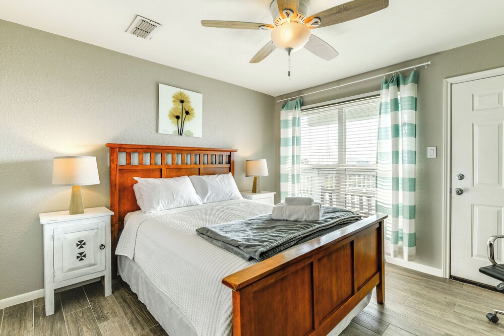 Balcony, Pool & Beach Access: Port Aransas Condo!
