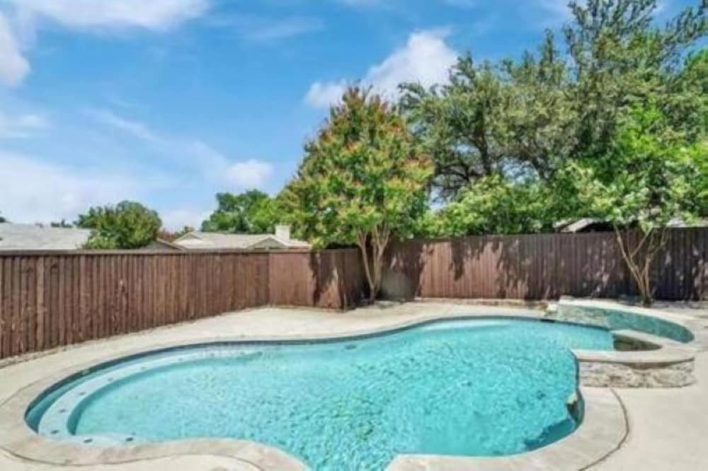 Pool - Gym - Patio - Firepit - Outdoor Space