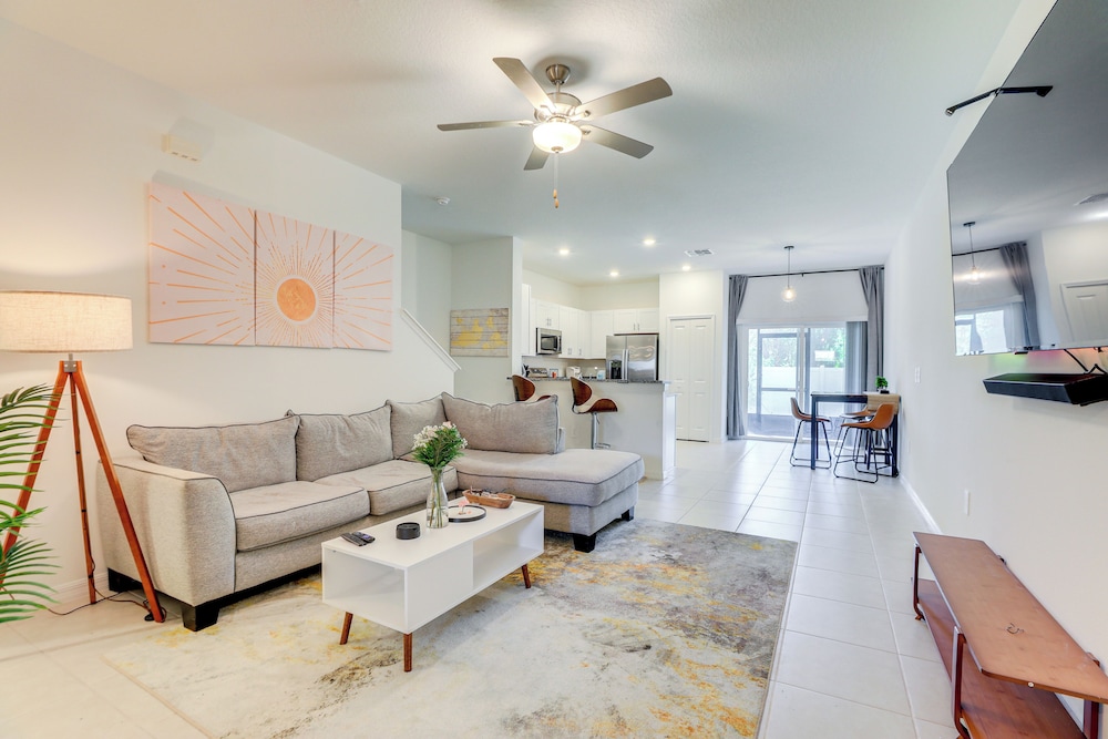 6 Mi to Apollo Beach: Townhome w/ Pool Access!