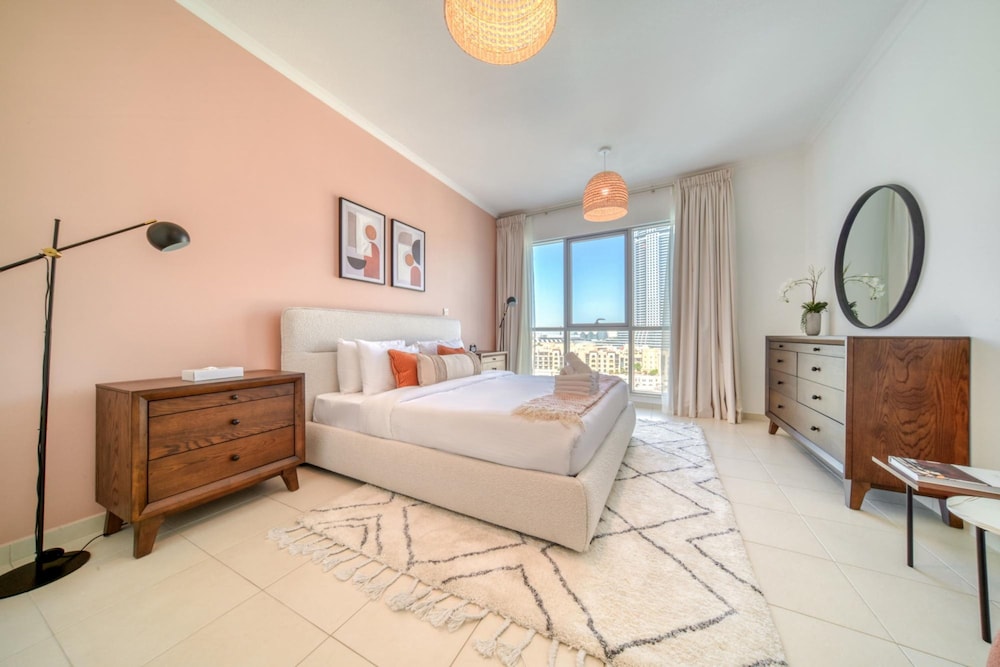 Urban Chic Downtown Apt w Dubai Fountain Views