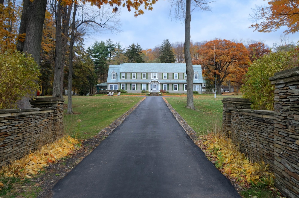 Maple Springs Lake Side Inn