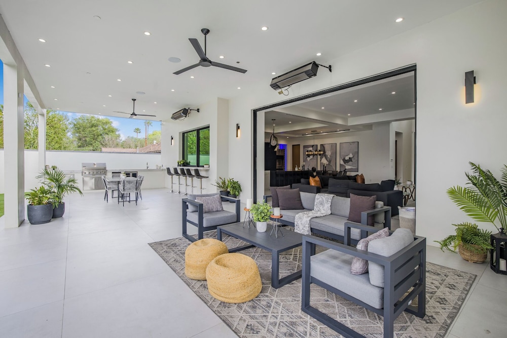 Villa Califa - Resort-style Living w/ Private Pool, Spa & Theater