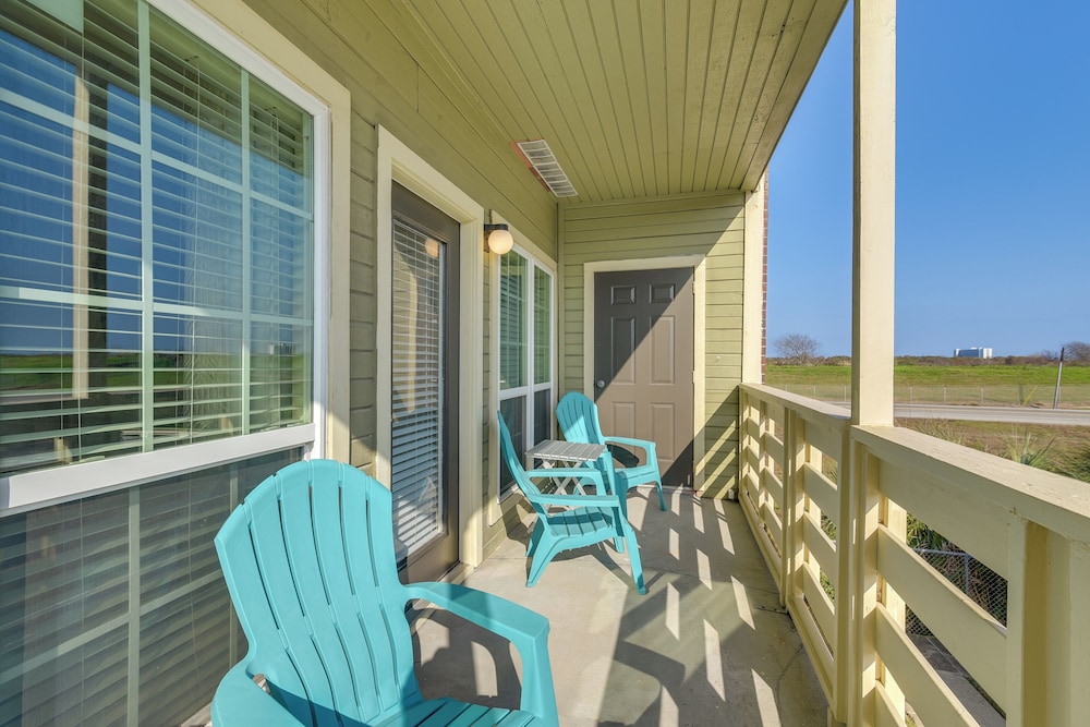 Great Location! Quiet Galveston Gem 1 Mi to Shore