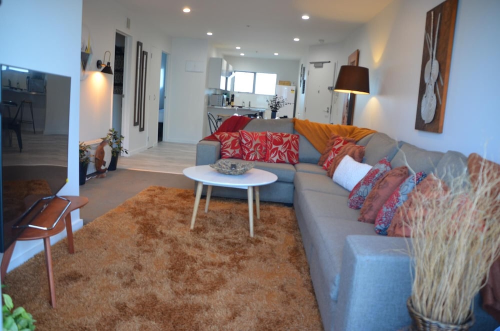 Modern 2BR apt Near Spark Arena - Free Parking - Image 3